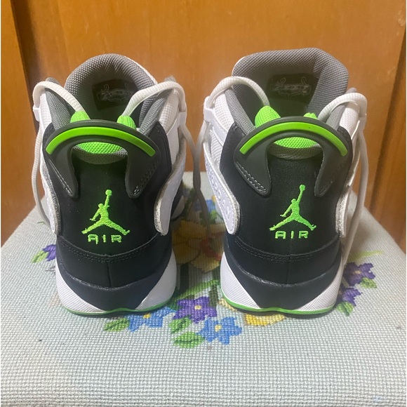 JORDAN 6 (GS) WHITE/ GREEN STIKE BLACK - Picture 2 of 9